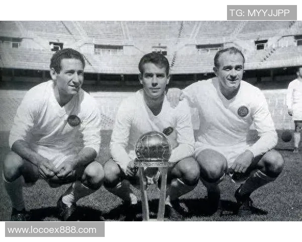 足球巨星齐聚一堂经典合照 展现足坛辉煌瞬间与荣耀时刻